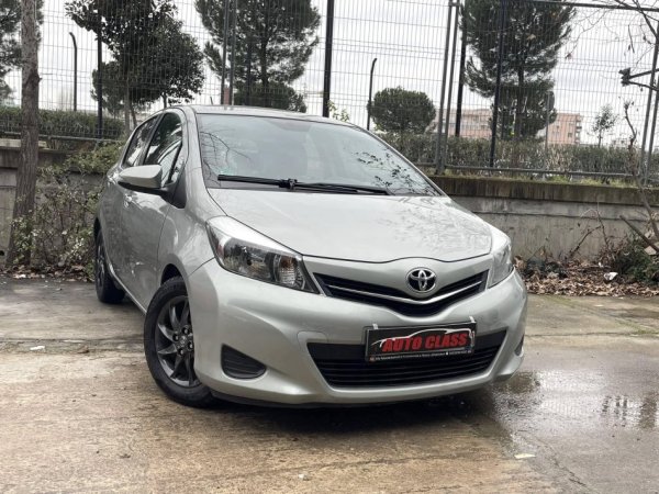 Tirane, shes makine TOYOTA YARIS Nafte, gri e erret manuale Klima 183.000 km 5.800 €
