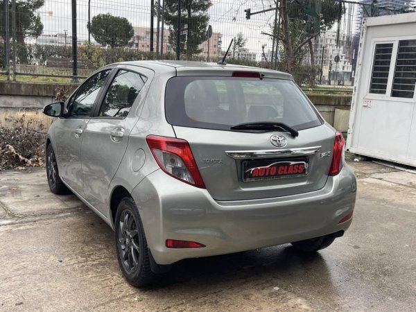 Tirane, shes makine TOYOTA YARIS Nafte, gri e erret manuale Klima 183.000 km 5.800 €