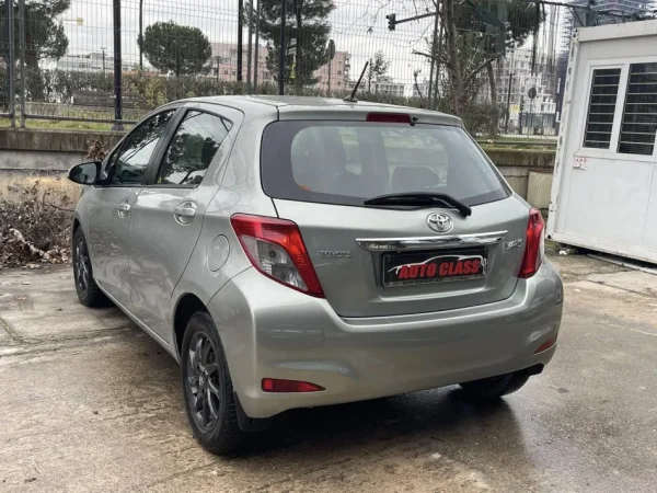 Tirane, shes makine TOYOTA YARIS Nafte, gri e erret manuale Klima 183.000 km 5.800 €