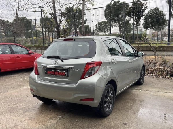 Tirane, shes makine TOYOTA YARIS Nafte, gri e erret manuale Klima 183.000 km 5.800 €