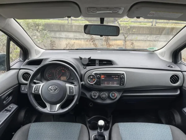 Tirane, shes makine TOYOTA YARIS Nafte, gri e erret manuale Klima 183.000 km 5.800 €
