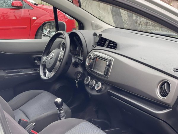 Tirane, shes makine TOYOTA YARIS Nafte, gri e erret manuale Klima 183.000 km 5.800 €
