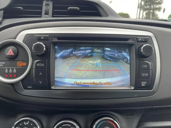 Tirane, shes makine TOYOTA YARIS Nafte, gri e erret manuale Klima 183.000 km 5.800 €