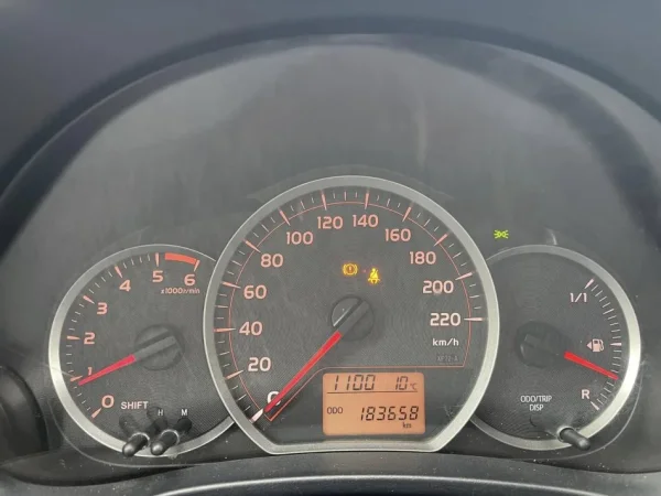 Tirane, shes makine TOYOTA YARIS Nafte, gri e erret manuale Klima 183.000 km 5.800 €