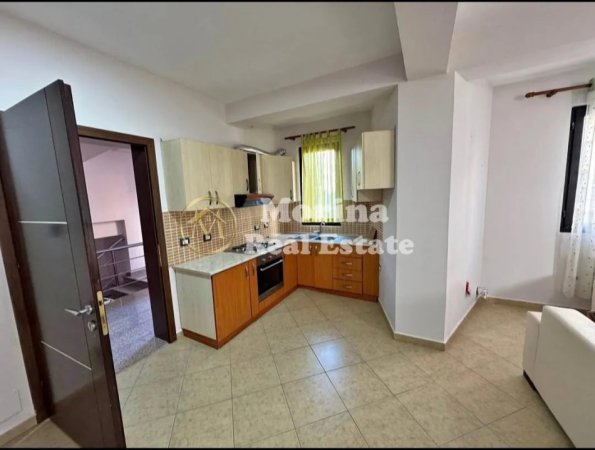 Tirane, jepet me qera apartament 2+1+Ballkon Kati 3, 90 m² 380 € (Rruga E Elbasanit /Ambasada Saudite)