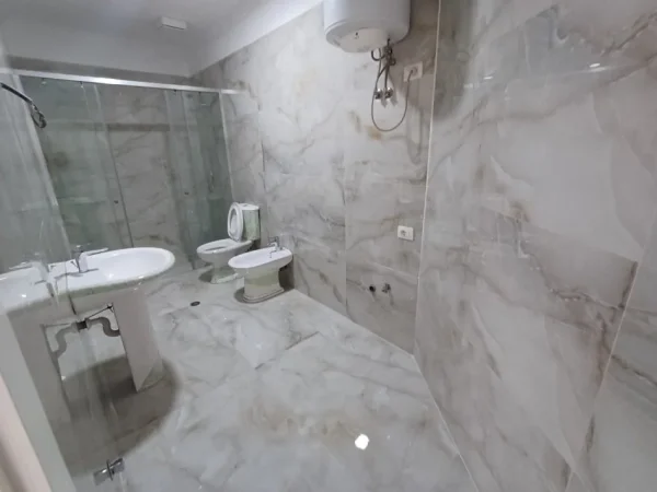 Ambjent biznesi ne shitje   313 m² 407.500 € (Astir)