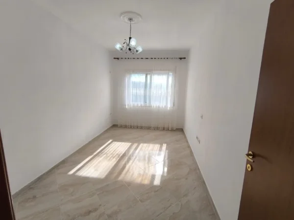 Tirane, shitet apartament 1+1+Ballkon Kati 2, 65 m² 85.000 € (Fresk)