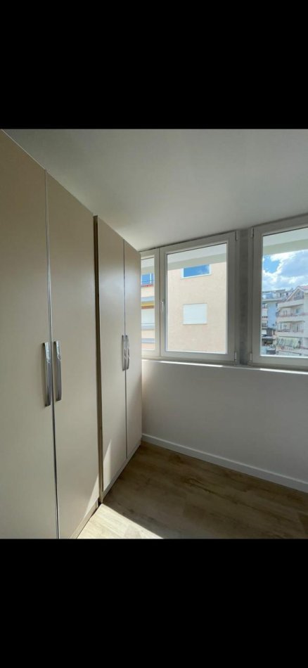 Tirane, jepet me qera apartament 1+1+Ballkon Kati 6, 65 m² 450 € (rruga Bill Klinton)