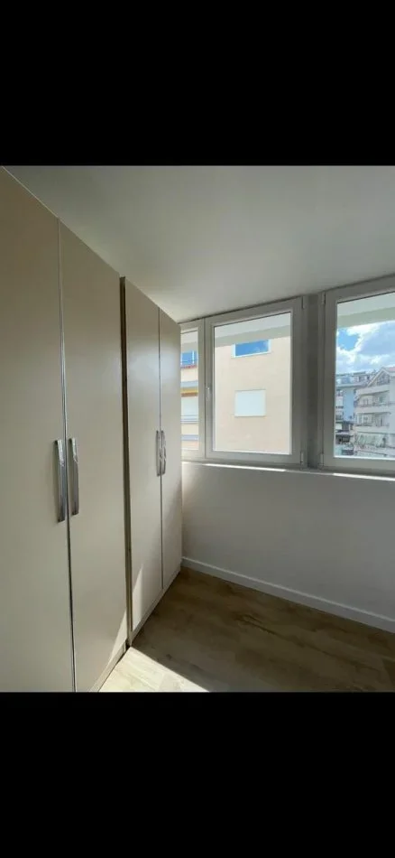 Tirane, jepet me qera apartament 1+1+Ballkon Kati 6, 65 m² 450 € (rruga Bill Klinton)