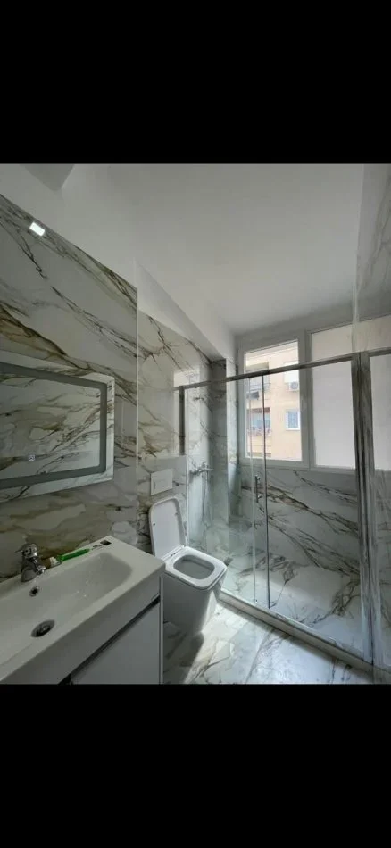 Tirane, jepet me qera apartament 1+1+Ballkon Kati 6, 65 m² 450 € (rruga Bill Klinton)