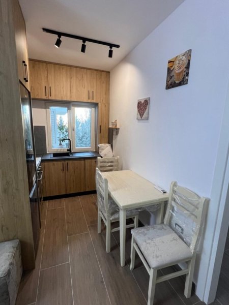 Tirane, jepet me qera apartament 1+1+Ballkon Kati 3, 55 m² 50 € (Selit)