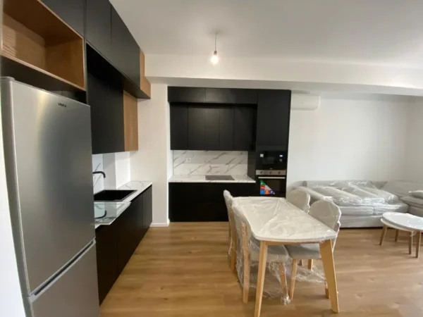 Tirane, jepet me qera apartament 1+1 Kati 7, 59 m² 450 € (Ali Demi)