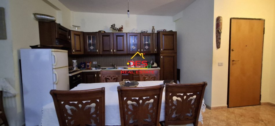 Vlore, jepet me qera apartament 2+1+Ballkon Kati 3, 120 m² 350 € (Rr Kosova)