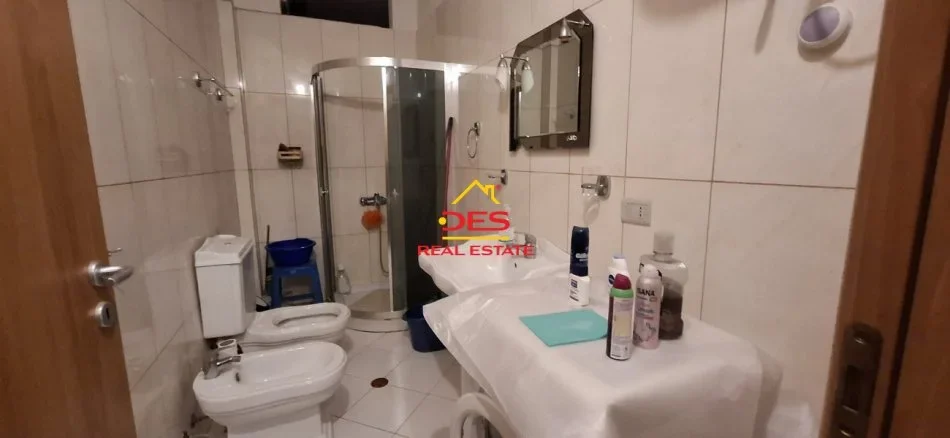 Vlore, jepet me qera apartament 2+1+Ballkon Kati 3, 120 m² 350 € (Rr Kosova)