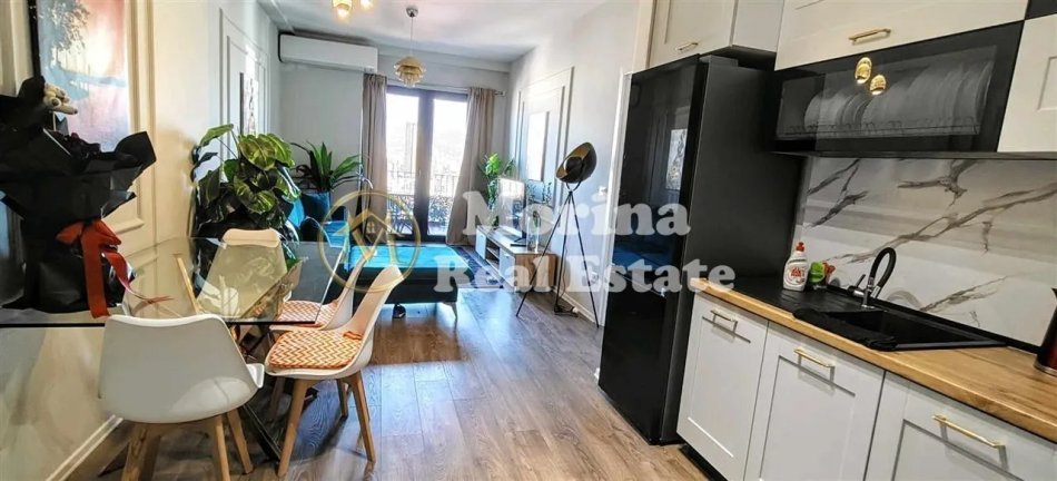 Tirane, jepet me qera apartament 1+1+Ballkon Kati 21, 75 m² 800 € (Rr.Kavajes/Tirana Garden Building)