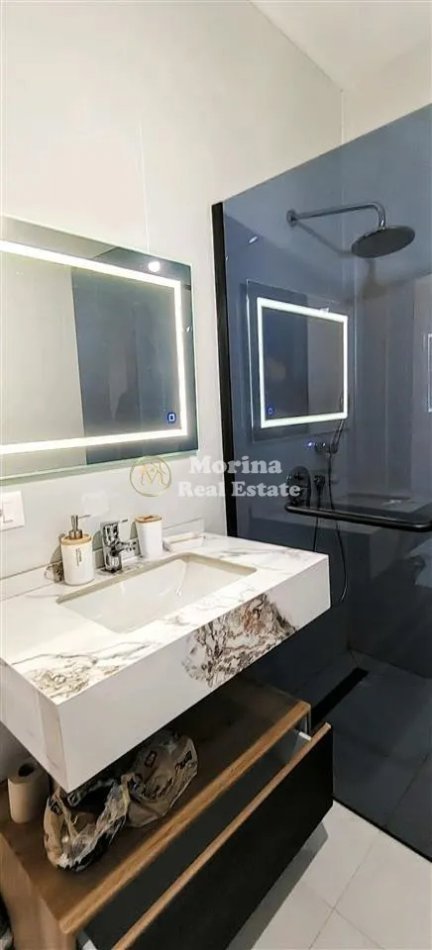 Tirane, jepet me qera apartament 1+1+Ballkon Kati 21, 75 m² 800 € (Rr.Kavajes/Tirana Garden Building)