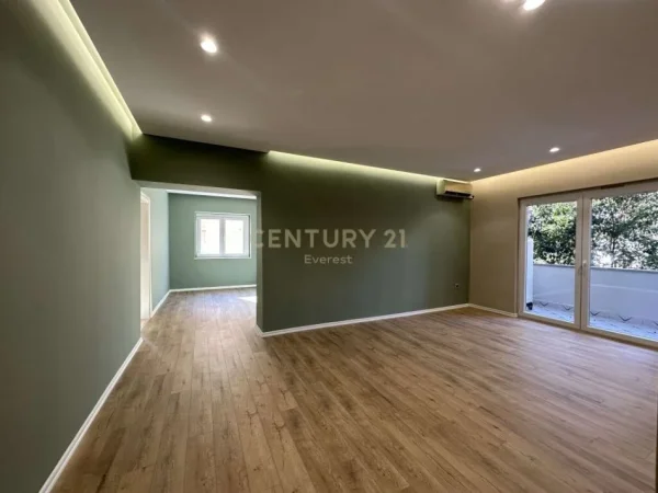 Tirane, jepet me qera ambjent biznesi Kati 2, 103 m² 600 € (Rruga Fortuzi)
