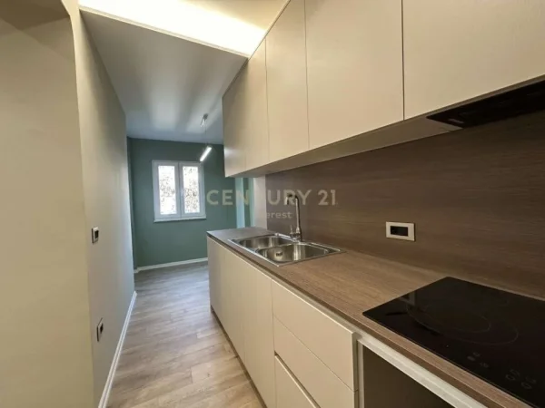 Tirane, jepet me qera ambjent biznesi Kati 2, 103 m² 600 € (Rruga Fortuzi)
