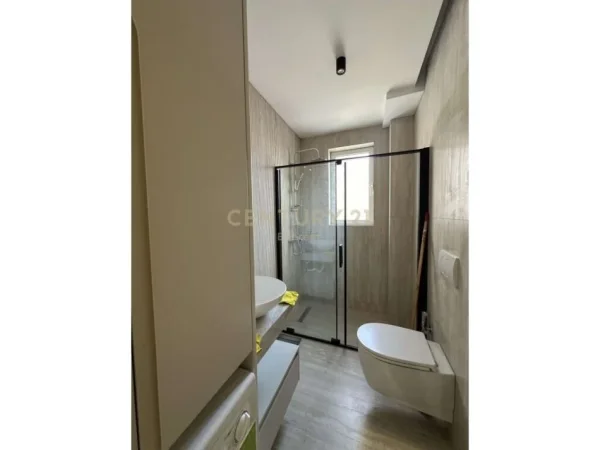 Tirane, jepet me qera ambjent biznesi Kati 2, 103 m² 600 € (Rruga Fortuzi)