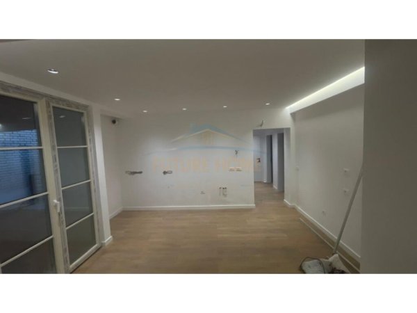 Tirane, jepet me qera apartament 3+1+Ballkon Kati 1, 145 m² 1.000 € (Tregu Elektrik)
