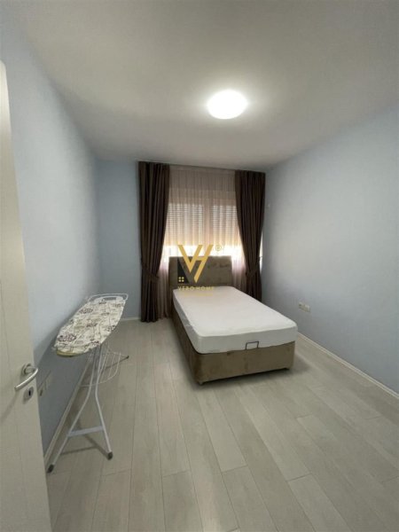 Tirane, jepet me qera apartament 3+1+Ballkon Kati 4, 180 m² 1.100 € (LIQENI I THATE)