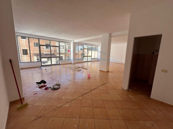 Durres, jepet me qera ambjent biznesi Kati 1, 200 m² 800 € (Prane Gjykates , Durres)