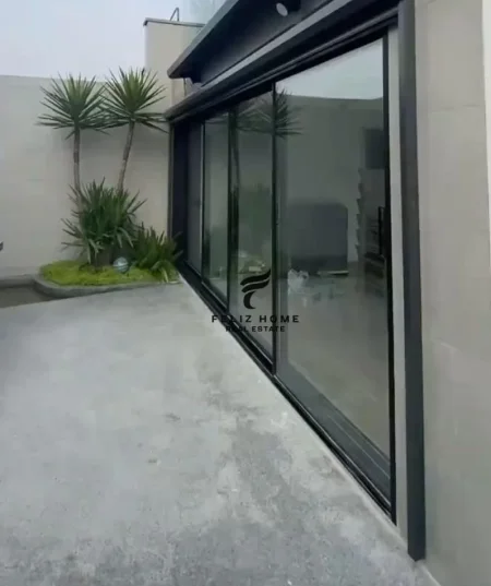 Tirane, jepet me qera dyqan Kati 0, 60 m² 900 € (21 DHJETORI)