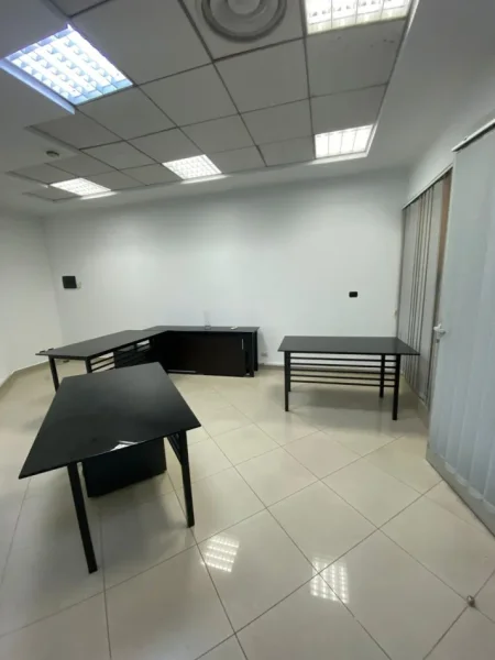 Tirane, jepet me qera zyre Kati 1, 30 m² 750 € (Kullat Binjake)