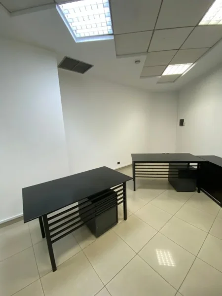 Tirane, jepet me qera zyre Kati 1, 30 m² 750 € (Kullat Binjake)