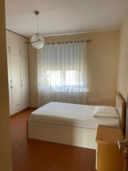 Tirane, jepet me qera apartament 3+1 Kati 4, 120 m² 820 € (Kompleksi Halil/ Rruga e Dibres)