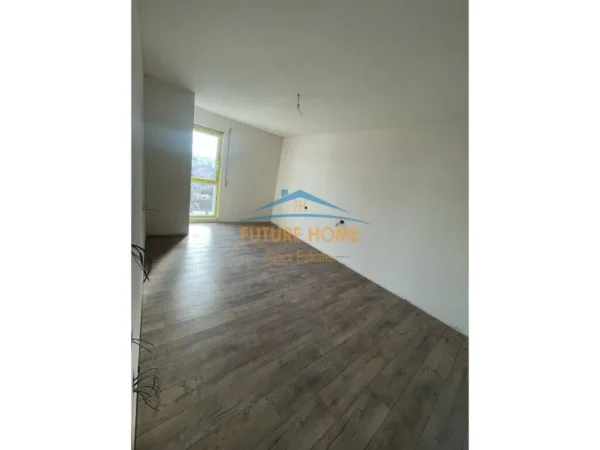 Tirane, shes apartament 2+1+Ballkon Kati 7, 93 m² 160.000 € (Xhamllik)