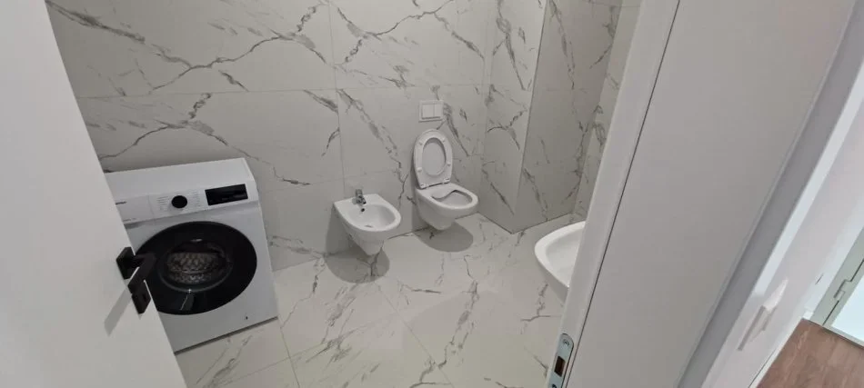 Tirane, jepet me qera apartament 1+1 Kati 5, 75 m² 500 € (Ish Fusha e Aviacionit)