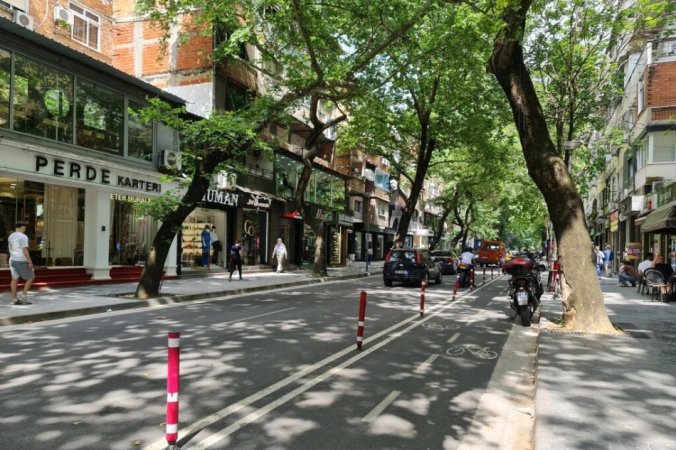Tirane, jepet me qera ambjent biznesi Kati 0, 100 m² 1.700 € (myslym shyri)