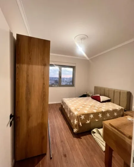 Tirane, jepet me qera apartament 1+1+Aneks Kati 5, 75 m² 500 € (fusha e aviacionit)