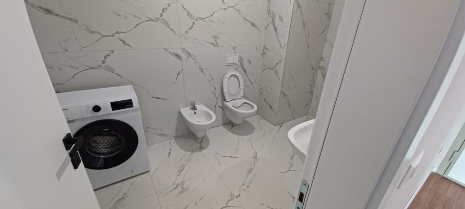 Tirane, jepet me qera apartament 1+1+Aneks Kati 5, 75 m² 500 € (fusha e aviacionit)