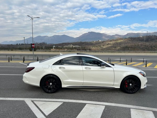 Tirane, shes makine CLS 550 Benzin, e bardhë tiptronik 121.000 km 25.000 €