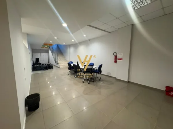 Tirane, jepet me qera zyre Kati -1, 1.300 m² 12.000 € (KOMPLEKSI DELIJORGJI)