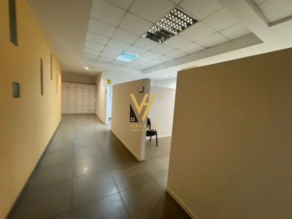 Tirane, jepet me qera zyre Kati -1, 1.300 m² 12.000 € (KOMPLEKSI DELIJORGJI)