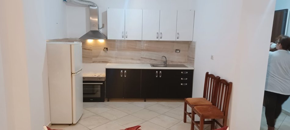 Tirane, jepet me qera apartament 1+1 Kati 3, 70 m² 450 € (Don Bosko)