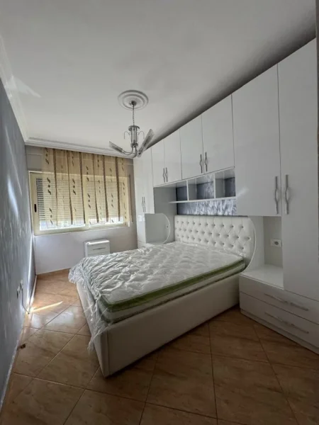 Tirane, jepet me qera apartament 1+1 Kati 3, 50 m² 550 € (Rruga e Kavajes)