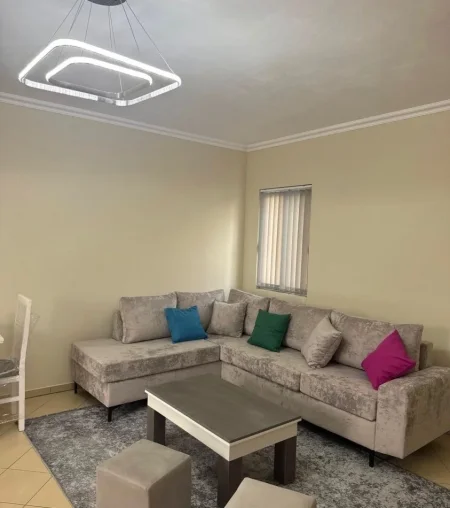 Tirane, jepet me qera apartament 1+1+Ballkon Kati 2, 75 m² 450 € (RRUGA 5 MAJI)