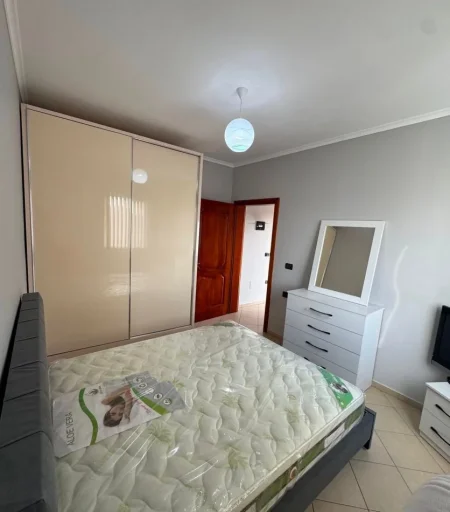 Tirane, jepet me qera apartament 1+1+Ballkon Kati 2, 75 m² 450 € (RRUGA 5 MAJI)