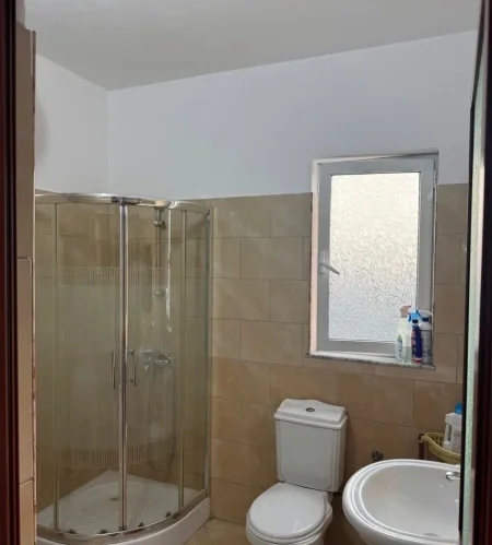 Tirane, jepet me qera apartament 1+1+Ballkon Kati 2, 75 m² 450 € (RRUGA 5 MAJI)