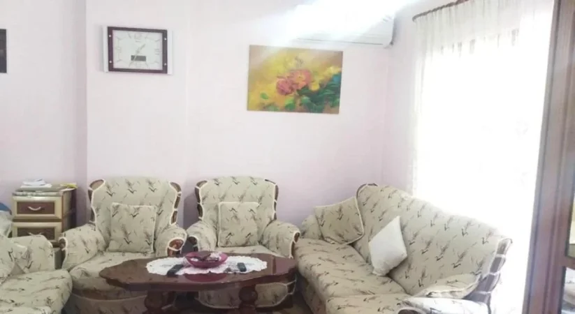 Tirane, jepet me qera apartament 2+1+Ballkon Kati 7, 75 m² 350 € (KOMBINAT)