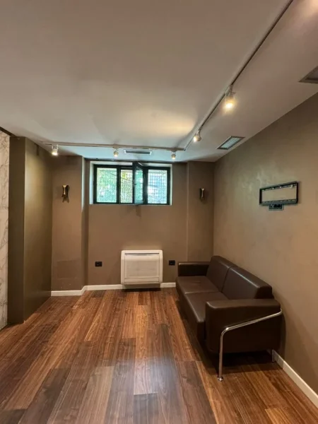Tirane, shitet ambjent biznesi Kati 0, 61 m² 200.000 € (Rr. Elbasanit)