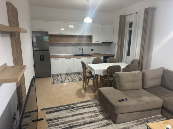 Tirane, jepet me qera apartament 1+1 Kati 4, 70 m² 480 € (5 Maj)