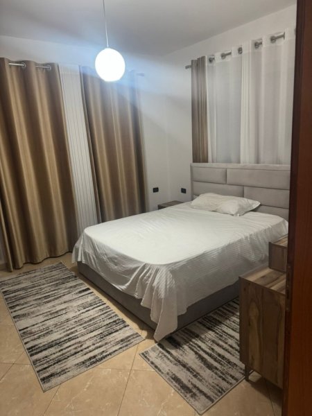 Tirane, jepet me qera apartament 1+1 Kati 4, 70 m² 480 € (5 Maj)