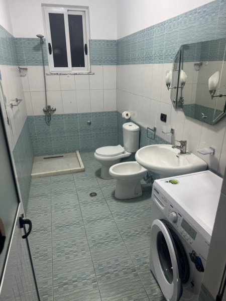 Tirane, jepet me qera apartament 1+1 Kati 4, 70 m² 480 € (5 Maj)