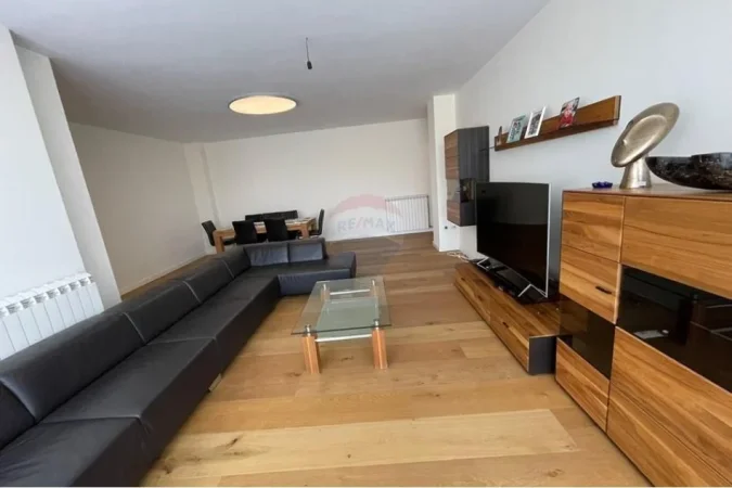 shitet , 240 m² 450.000 € (APARTAMENT 4+2+3 PER SHITJE NE KINOSTUDIO)
