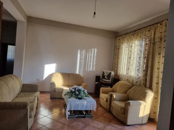 Tirane, jepet me qera apartament 2 Katshe Kati 1, 200 m² 1.100 € (Kombinat)